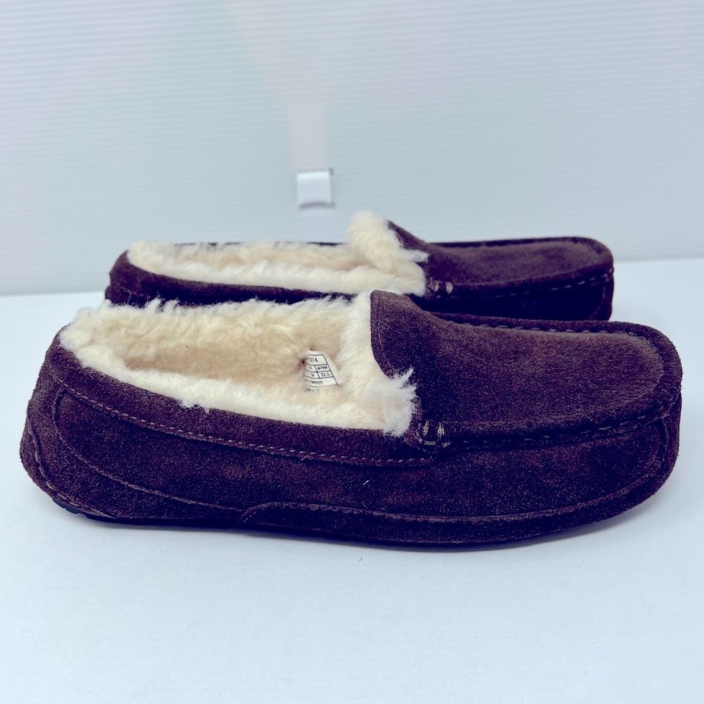 UGG**Ascot Brown Suede Unisex Slippers**US 4 $95